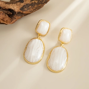 Détails des boucles d'oreilles géométriques en résine marbrée avec cadre doré