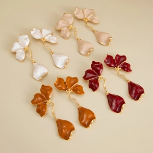 Boucles d'oreilles fleurs en blanc perle, rose, bordeaux et orange élégantes