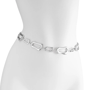 Détail de la chaîne de taille argentée à maillons carrés géométriques sur un mannequin
