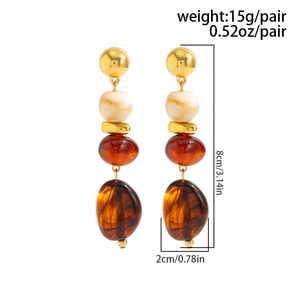 Détail de boucles d'oreilles vintage montrant la longueur de 8cm et le poids de 15g