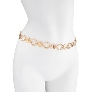 Détail d'une chaîne de taille dorée avec anneaux évidés et texture martelée sur mannequin blanc