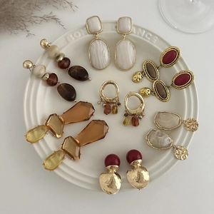 Boucles d'oreilles rétro françaises en résine ambre et bordeaux avec finition dorée