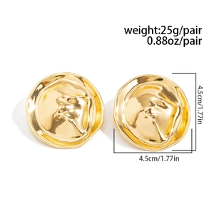 Detailansicht unregelmäßiger goldener Ohrringe mit Lavastruktur und 4,5cm Maßangaben