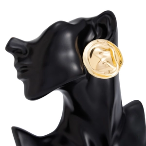 Detailaufnahme großer goldener Ohrringe mit flüssiger Metallstruktur am Model