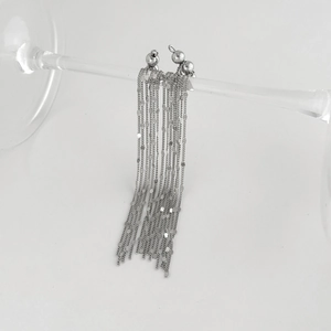 Longues boucles d'oreilles argentées à pampilles avec chaînes sur pied en verre