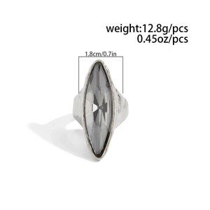 Vista macro dell'anello con cristallo grigio, larghezza 1,8cm e base in metallo argento