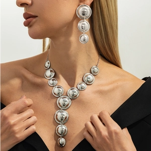 Set collana e orecchini con sfere d'argento lucido indossato per uno stile hip-hop trendy