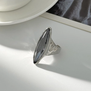 Dettaglio anello argento martellato con pietra acrilica grigio scuro a forma marquise