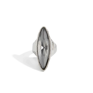 Dettaglio di anello in argento vintage con pietra acrilica grigia taglio marquise
