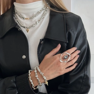Ensemble collier et bracelet à perles argentées avec pendentif cœur doré pour femme