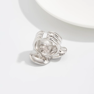 Dettaglio dell'anello aperto argento con texture a coste e finitura in metallo lucido