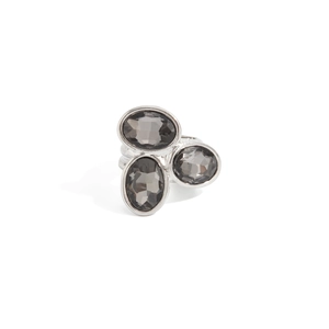 Dettaglio anello argento geometrico con tre pietre acriliche ovali grigie a grappolo