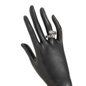 Dettaglio dell'anello color argento con cristalli a cuore su un modello di mano