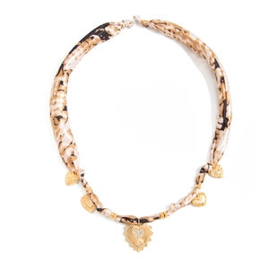 Detailansicht eines Chokers aus Seide mit Leopardenmuster und goldenen Herzanhängern