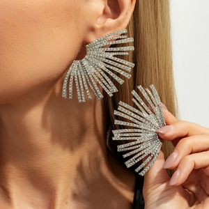 Boucles d'oreilles pendantes en éventail argenté avec strass sur un modèle élégant