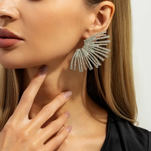 Boucles d'oreilles chic en forme d'éventail avec strass scintillants sur métal argent