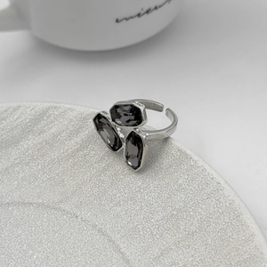 Macro di anello argento regolabile con tre pietre nere rettangolari e radianti