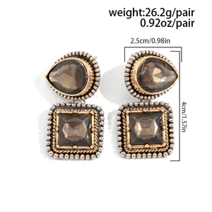 Vue détaillée des boucles d'oreilles vintage avec dimensions 4 cm de hauteur