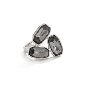 Vista macro di un anello geometrico in argento con tre pietre rettangolari grigio scuro