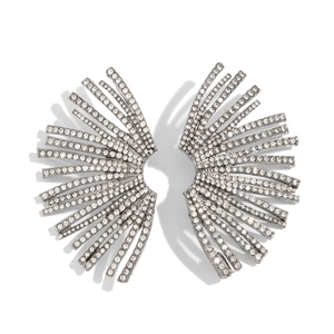 Détail macro de boucles d'oreilles en éventail avec micro-pavé de cristaux étincelants