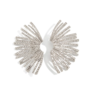 Boucles d'oreilles ailes en éventail argentées avec cristaux pour une tenue de soirée chic