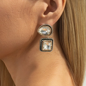 Détails des cristaux géométriques vintage en métal bicolore sur l'oreille du modèle