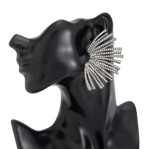 Détail macro d'un earcuff en éventail argenté serti de strass brillants sur oreille