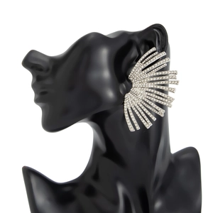 Détail de boucles d'oreilles en forme d'éventail argenté avec pavé de cristaux brillants