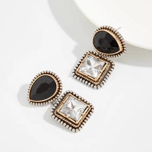 Vue détaillée de boucles d'oreilles vintage en argent avec pierres noires et carrées