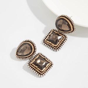 Vue détaillée de boucles d'oreilles vintage bicolores avec pierres fumées et filigrane