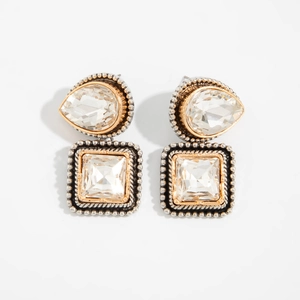 Détail de boucles d'oreilles vintage avec clous poires et bordure en corde argentée ciselée