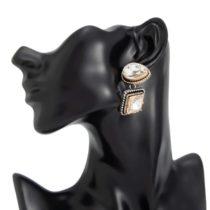 Détails de boucles d'oreilles vintage avec cristaux sur support de mannequin noir