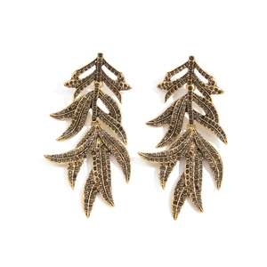 Détail de boucles d'oreilles dorées avec trois couches de feuilles en strass noirs