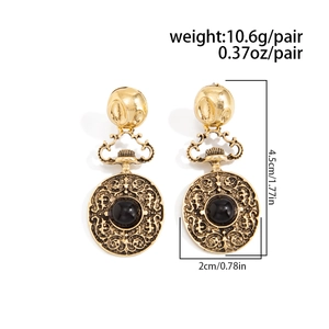 Détails des boucles d'oreilles vintage dorées avec pierre noire et mesures de taille
