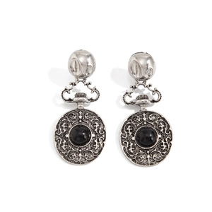 Détail de boucles d'oreilles vintage en argent avec pierres noires et filigrane floral