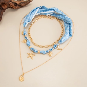 Dreilagige Boho-Halskette in Gold mit Seestern-Anhängern und blauem Seidenschal-Element