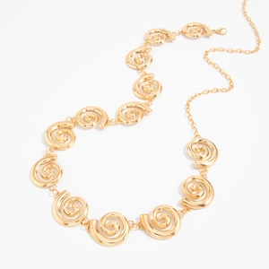Détail d'une chaîne à maillons spirale dorés avec fermoir mousqueton sur fond blanc