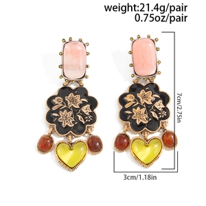 Détail de boucles d'oreilles rétro avec résine rose et pendentif cœur avec dimensions