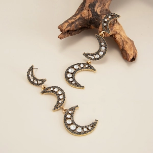 Boucles d'oreilles bohèmes dorées avec trois croissants de lune et cristaux gris