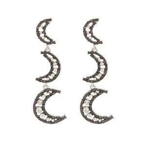 Vue détaillée de boucles d'oreilles croissants argentées serties de cristaux pavés
