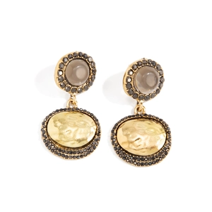 Détail de boucles d'oreilles pendantes vintage dorées avec gemmes grises et cristaux