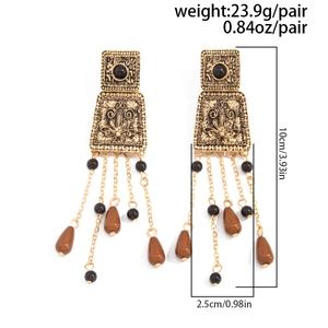 Vue détaillée des boucles d'oreilles vintage indiquant 10 cm de long et 2,5 cm de large