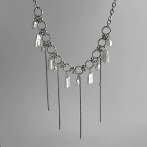 Detailaufnahme der silbernen Boho-Kette mit Barockperlen und filigranen Kettenquasten