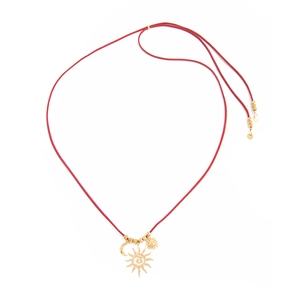 Dettaglio della collana in corda cerata rossa con grandi pendenti a sole e luna dorata