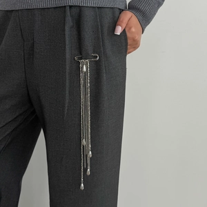 Broche épingle à nourrice argentée avec chaînes à pompons et pendentifs goutte sur veste