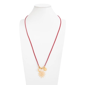 Dettaglio della collana con cordino rosso e ciondoli lucidi dorati a sole luna e stella
