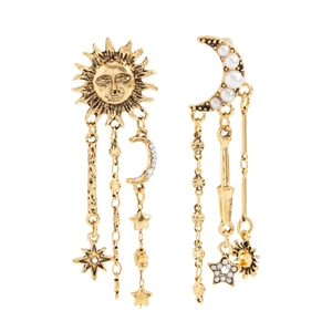 Détails des boucles d'oreilles bohèmes dorées avec motifs soleil, lune et étoiles gravés