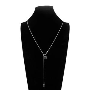 Detail van zilveren verstelbare Y-vormige ketting met vierkante zwarte hanger en bal