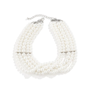 Detalle de collar de perlas bohemio multicapa con cinco filas de cuentas y cierre plateado