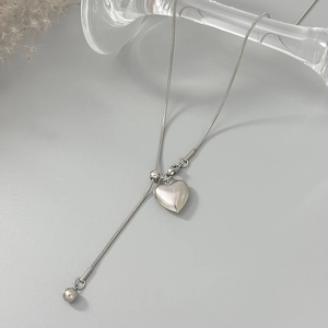 Gedetailleerde weergave van roestvrijstalen harthanger ketting met elegante slangenketting
